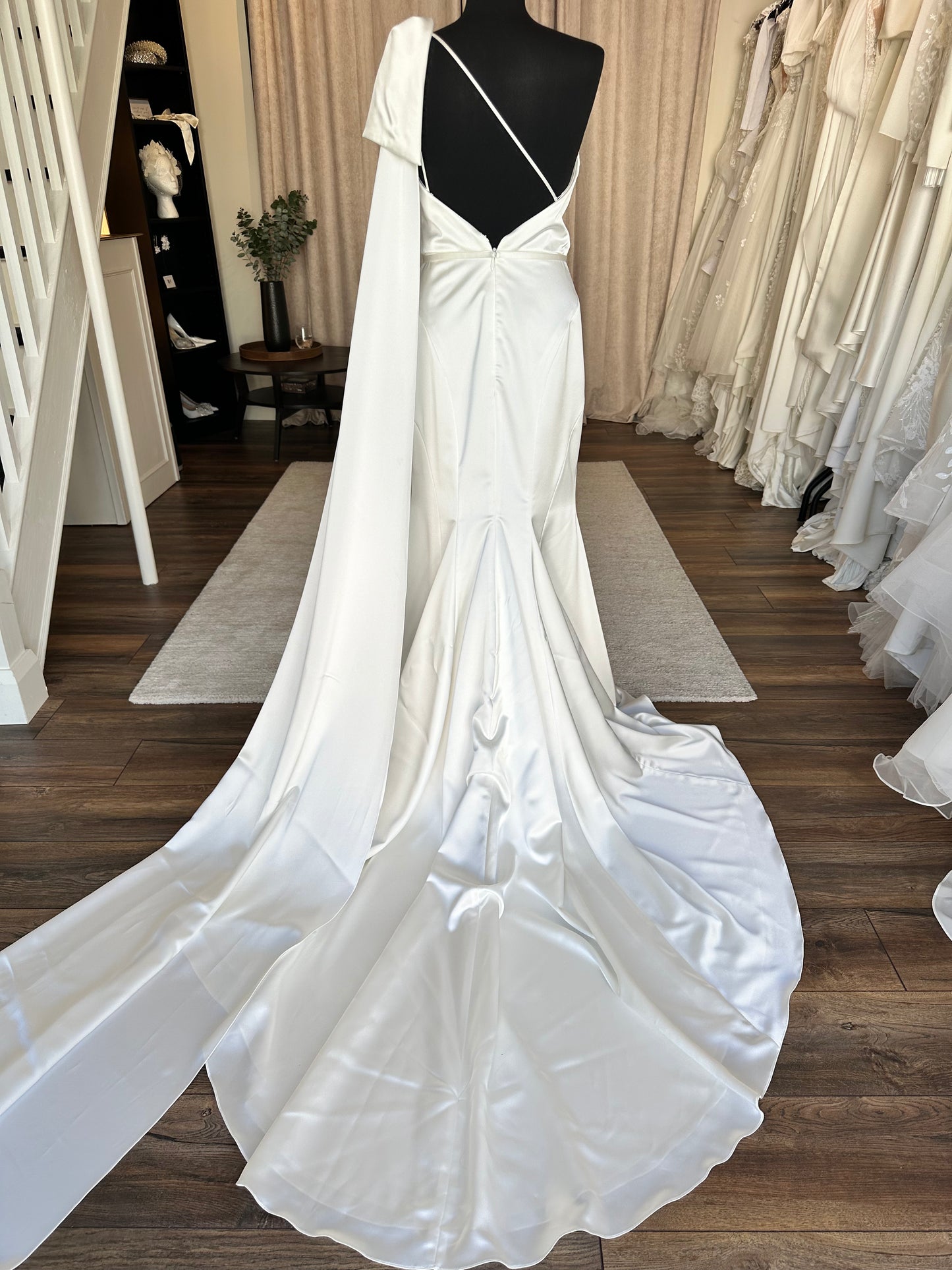 Paloma Blanca - 4927 - Bridal size 8