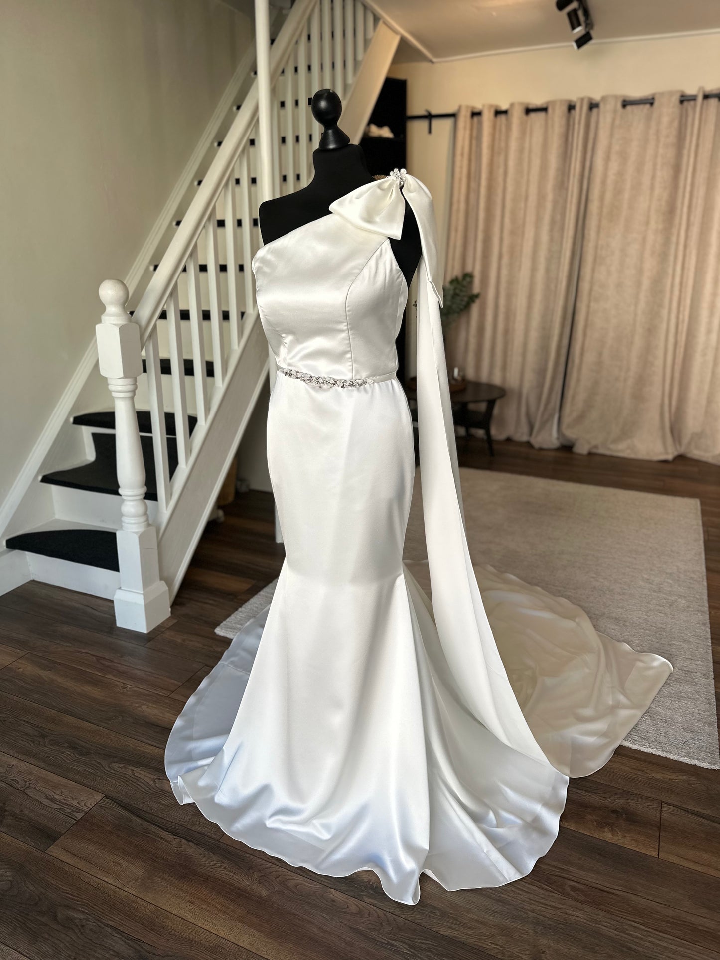 Paloma Blanca - 4927 - Bridal size 8
