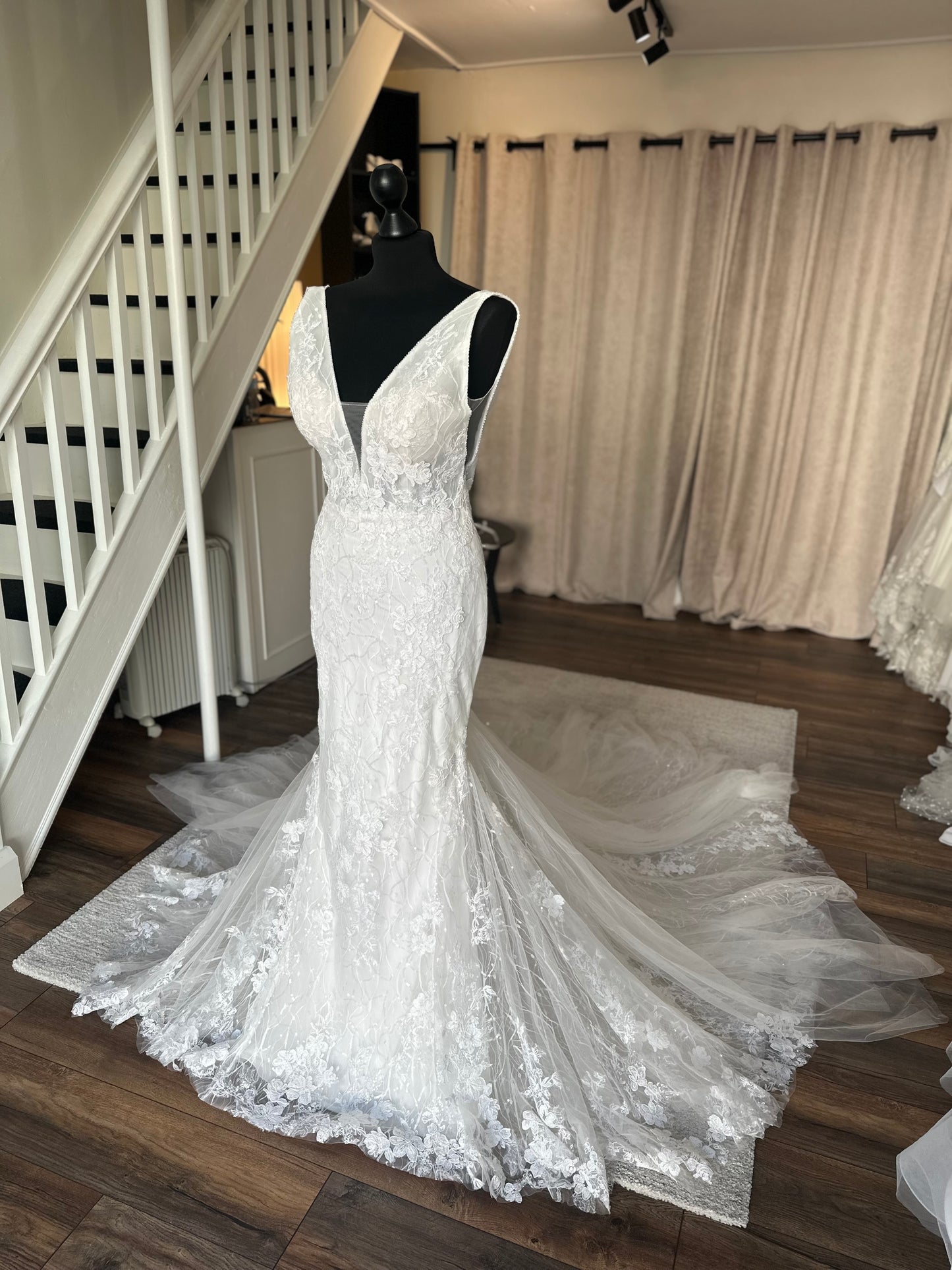 Enzoani - Nurit + overskirt - Bridal size 10
