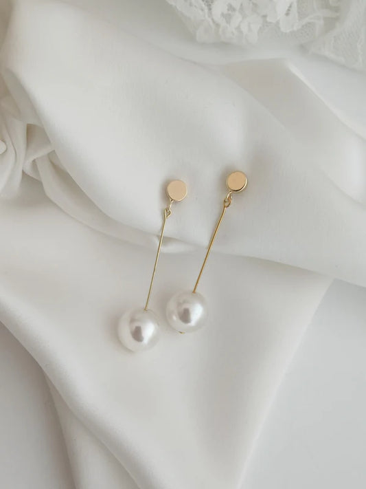 Audrey statement pearl earrings - Gold