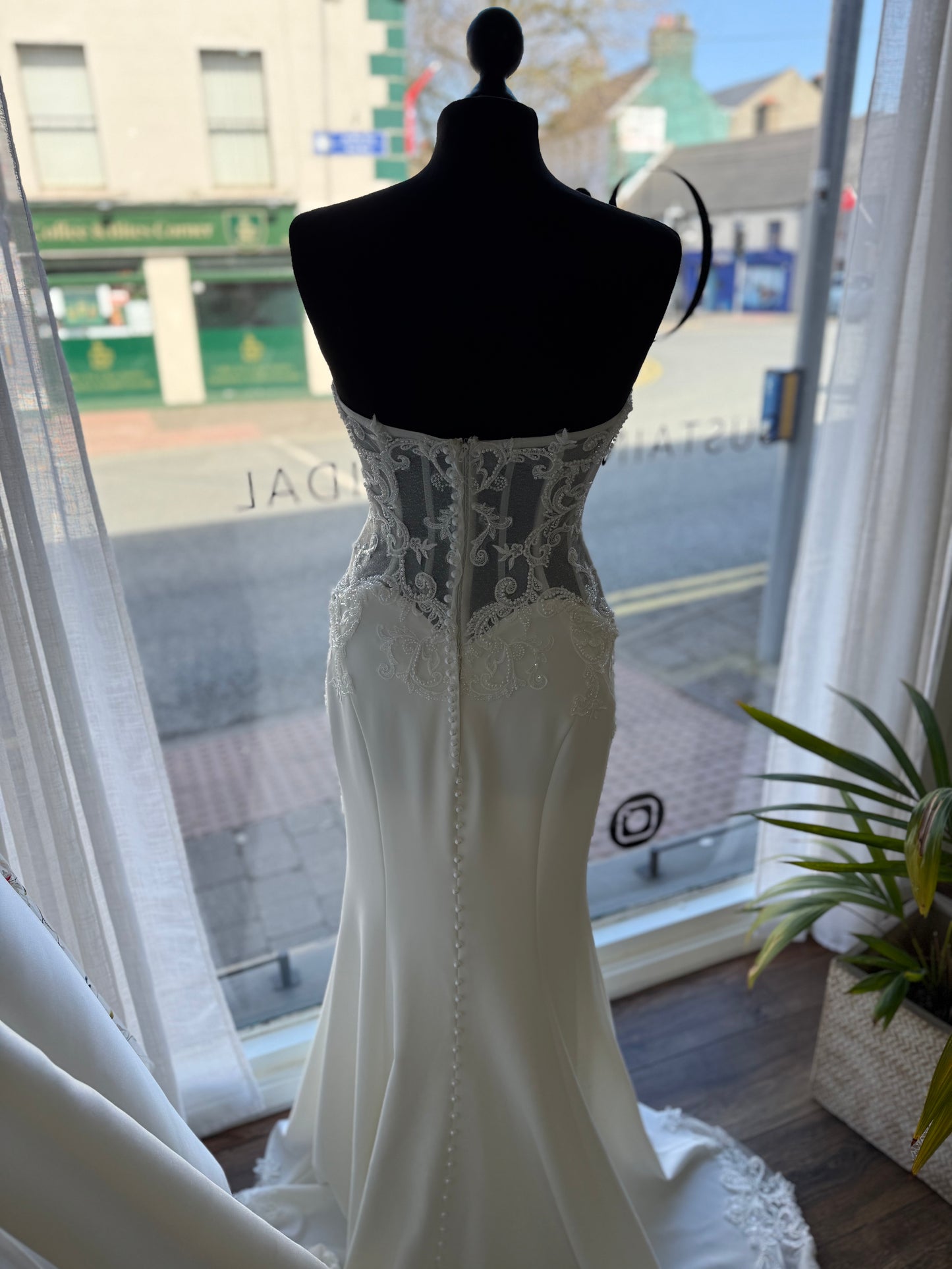 Essence of Australia - D3853 - Bridal size 10