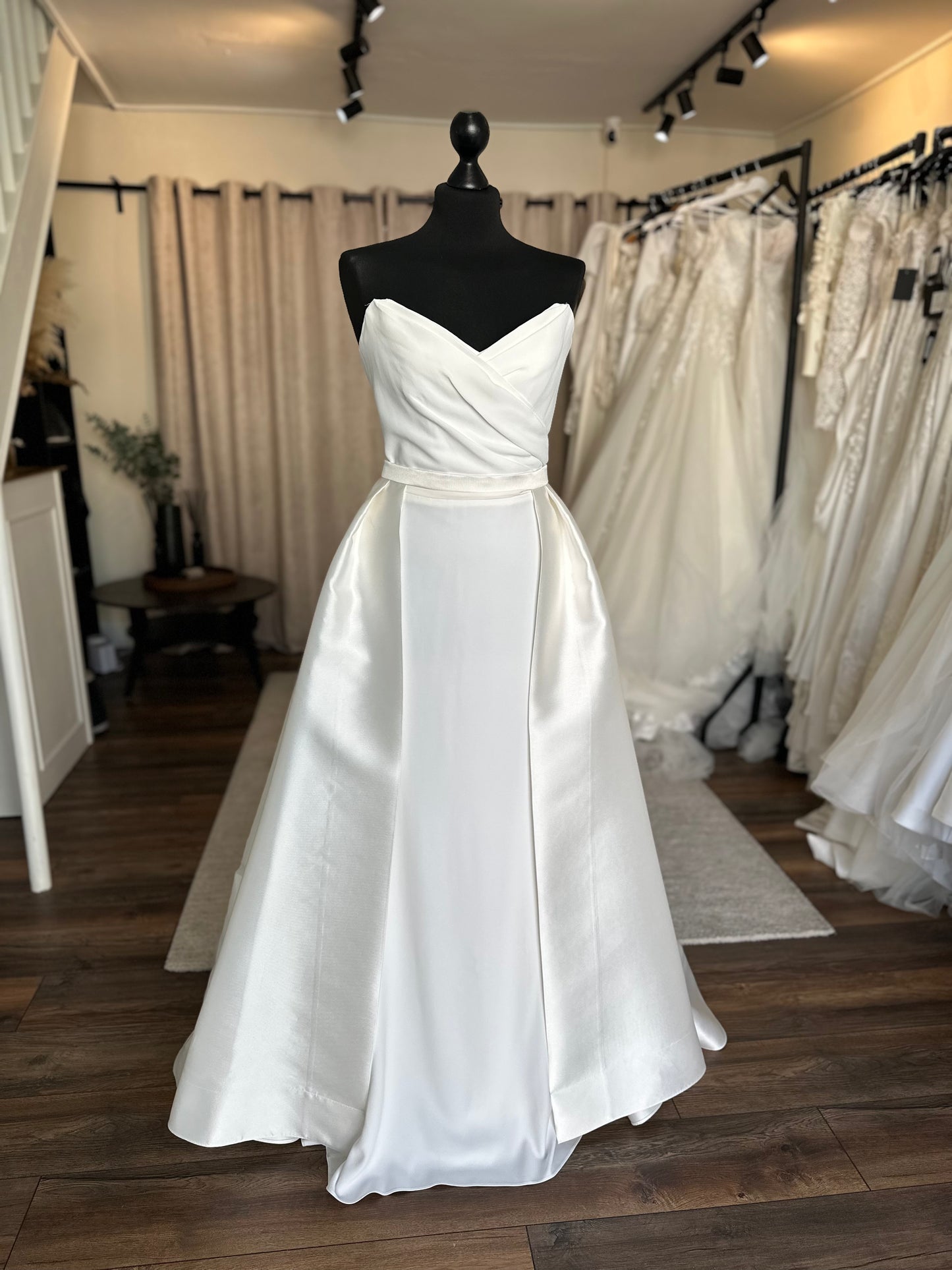 Suzanne Neville - Lilah + overskirt - Size 8-10