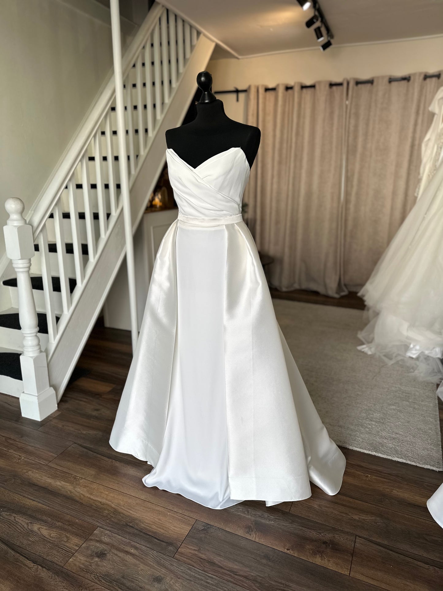 Suzanne Neville - Lilah + overskirt - Size 8-10